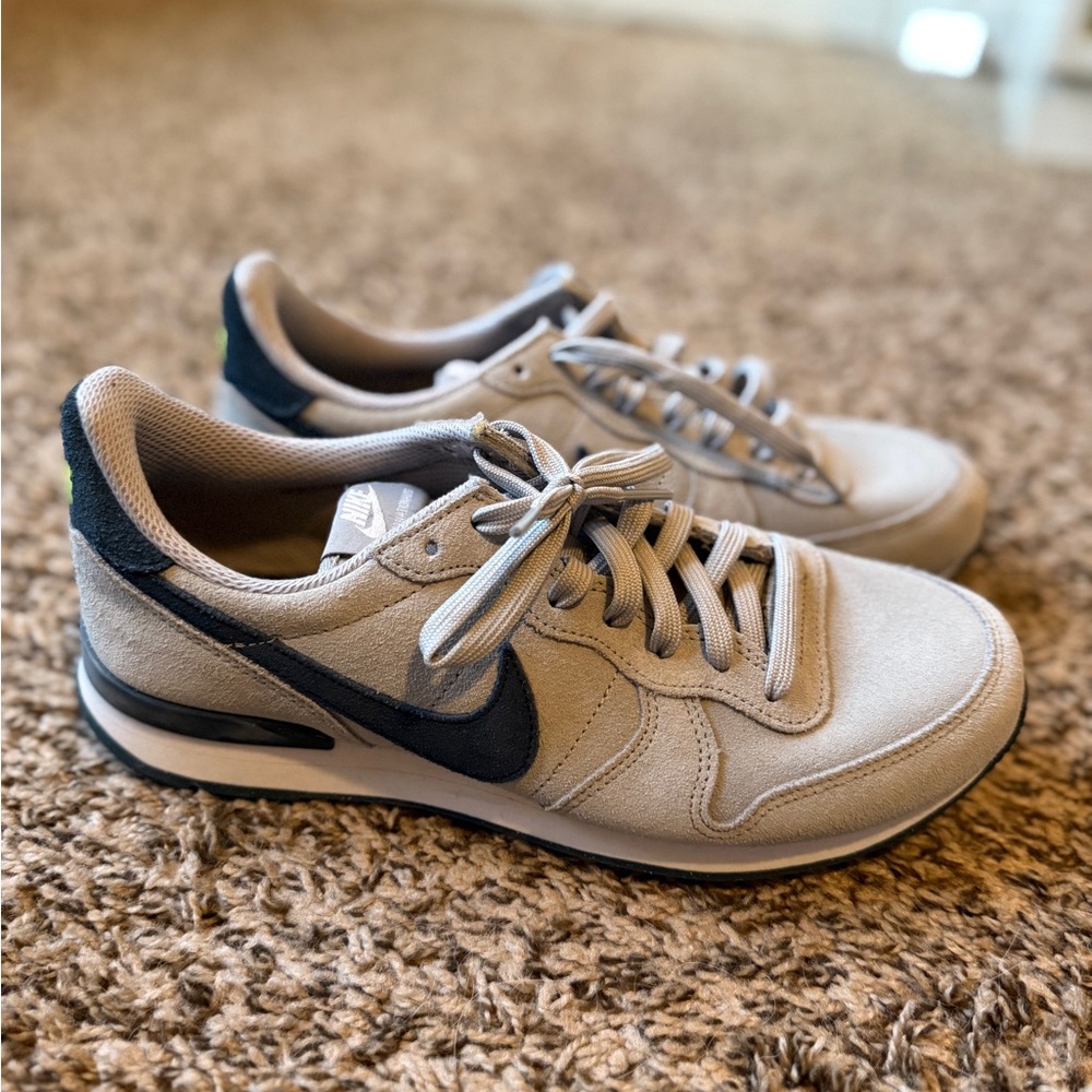 Nike Light Gray and Dark Blue Sneakers - men’s size 8